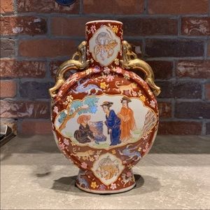 🏺Vintage Chinese Vase with Scene & Red Background